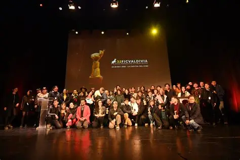 Sala de cine con pantalla gigante y público.