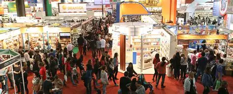 Pasillos llenos de gente y libros en La Rural.