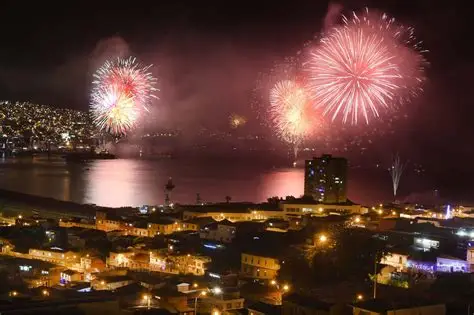 Bahía de Valparaíso iluminada por fuegos artificiales.