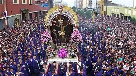 Multitud de morado en las calles de Lima.