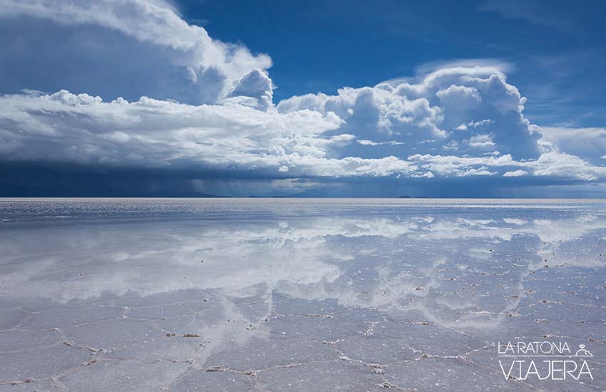Cielo reflejado en el suelo blanco del salar.