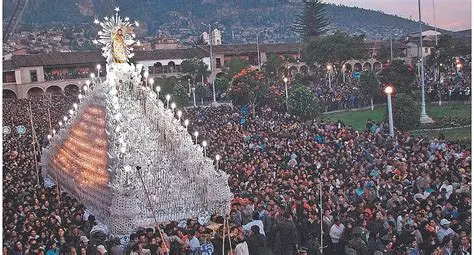 Andas procesionales iluminadas con miles de velas.