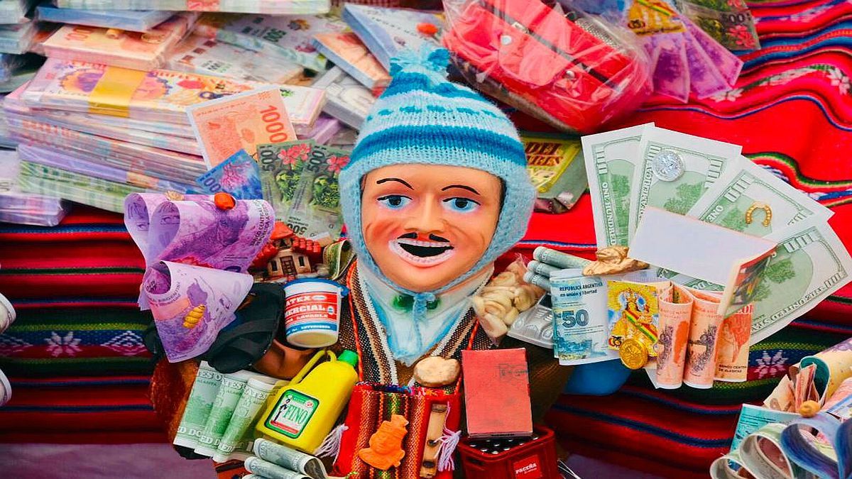 Puestos de miniaturas de billetes y casas.