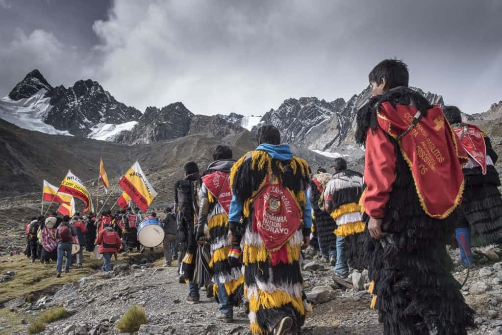 Peregrinos con trajes típicos en la nieve del glaciar.