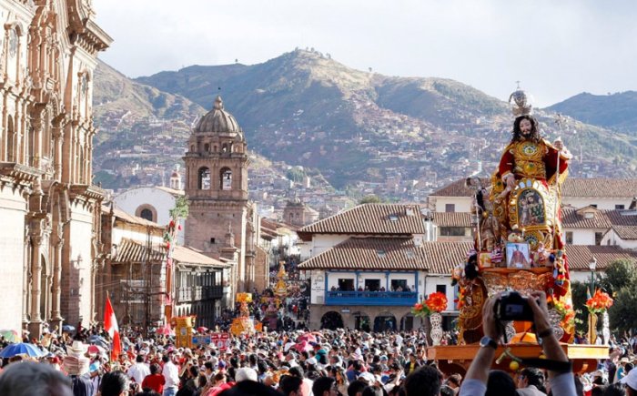Saints procesionando en la plaza de armas de Cusco.