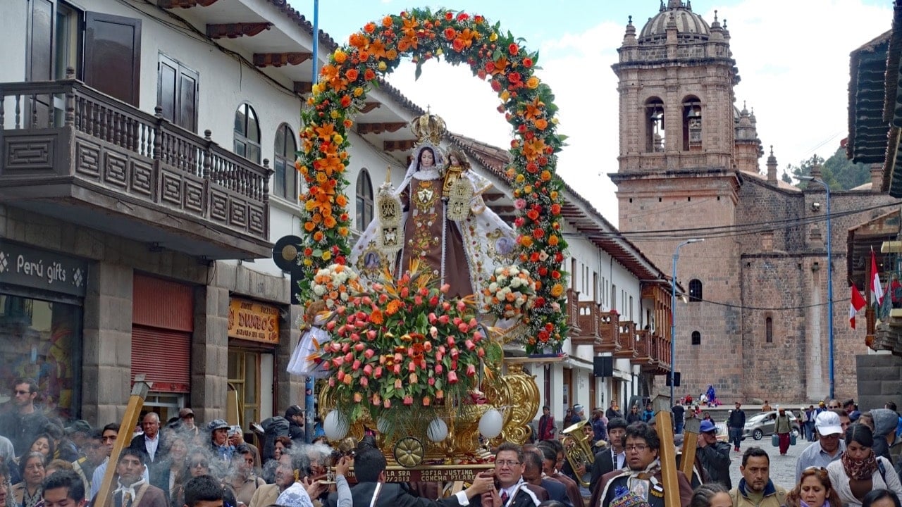 Danzantes con máscaras de "Qhapaq Qolla" saltando.