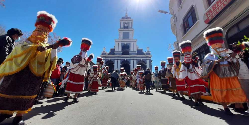 Bailarines con velos y plumas en la iglesia.