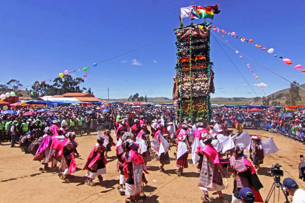 Bailarines con cascos de cuero y sandalias sonoras.