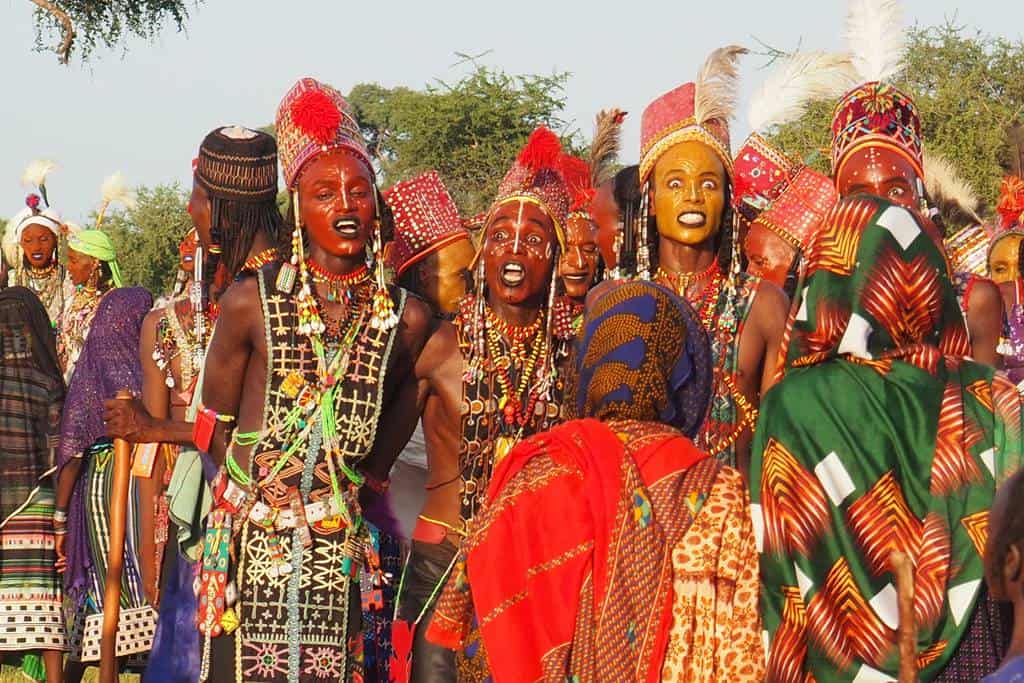 Hombres Wodaabe con rostros pintados y plumas.