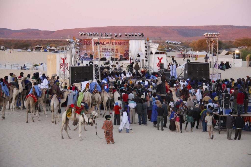 Hombres azules (Tuareg) tocando guitarras eléctricas.