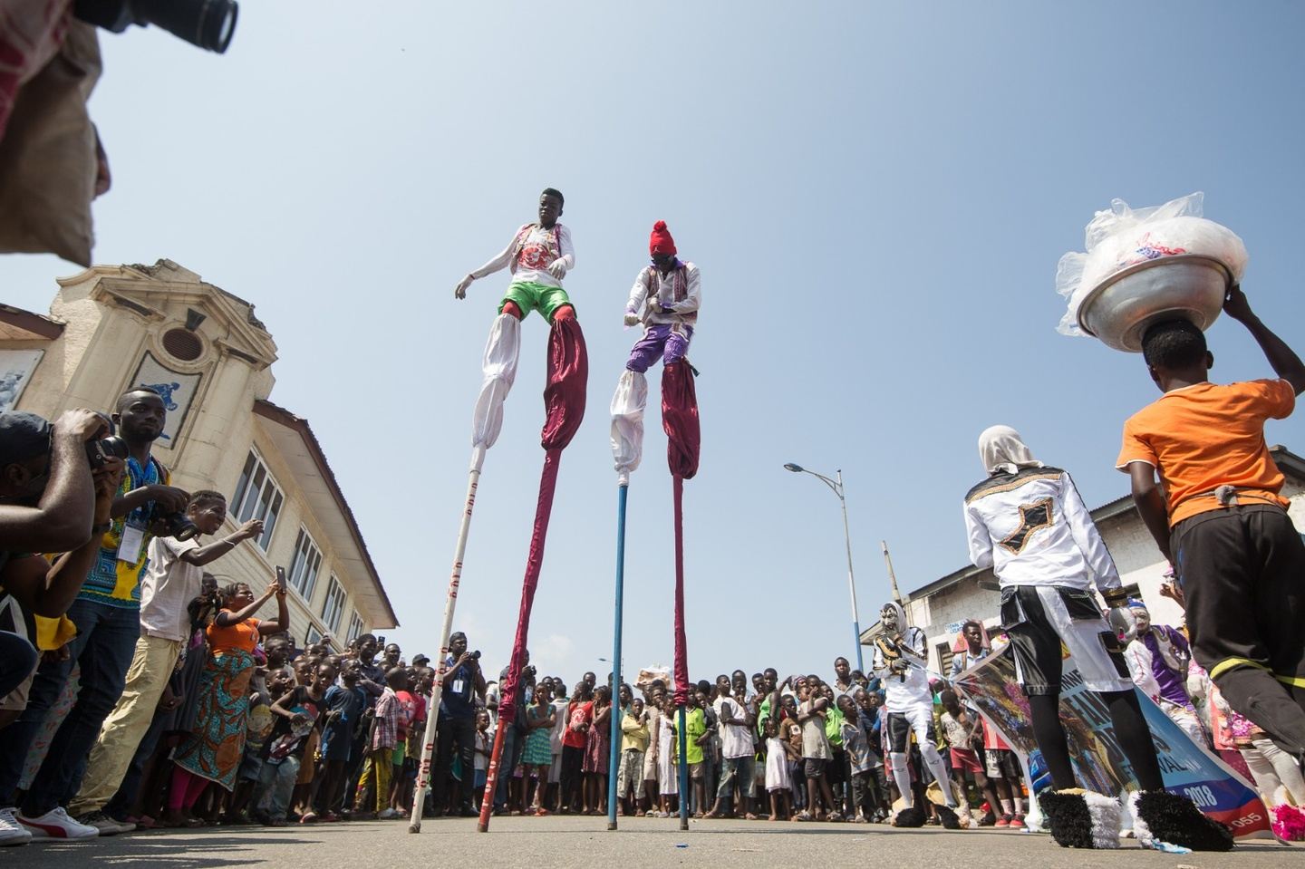 Grafiteros y artistas de performance en las calles de Acra.