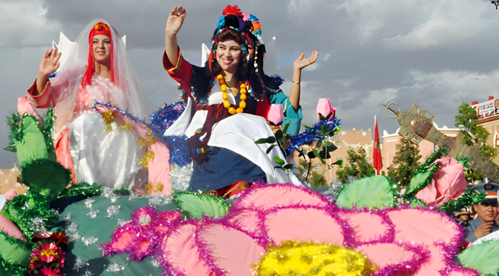 Camión lleno de pétalos de rosas frescas.