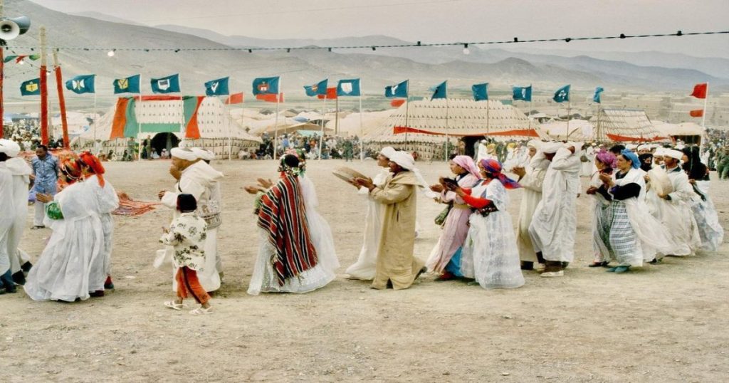 Mujeres bereberes con trajes tradicionales y joyas.