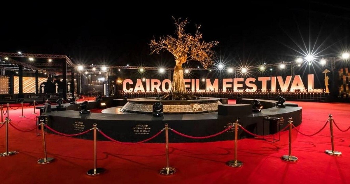 Cartel gigante del festival en la Casa de la Ópera de El Cairo.