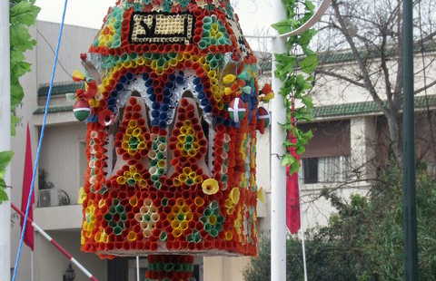 Estructuras gigantes de velas iluminadas de noche.