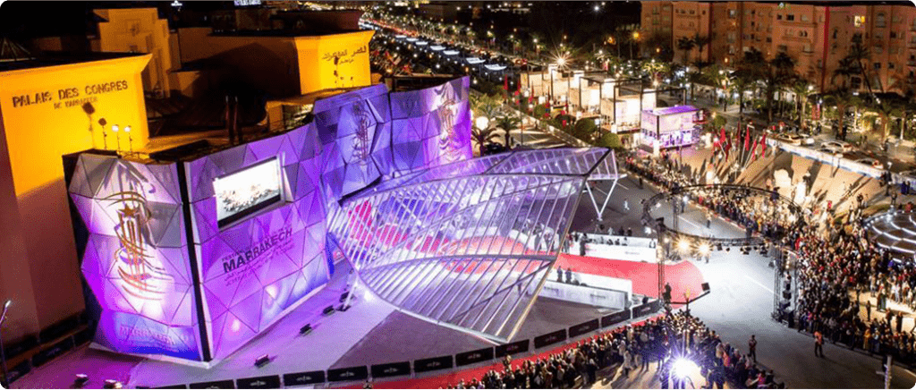 Pantalla gigante en la plaza Jemaa el-Fna de noche.