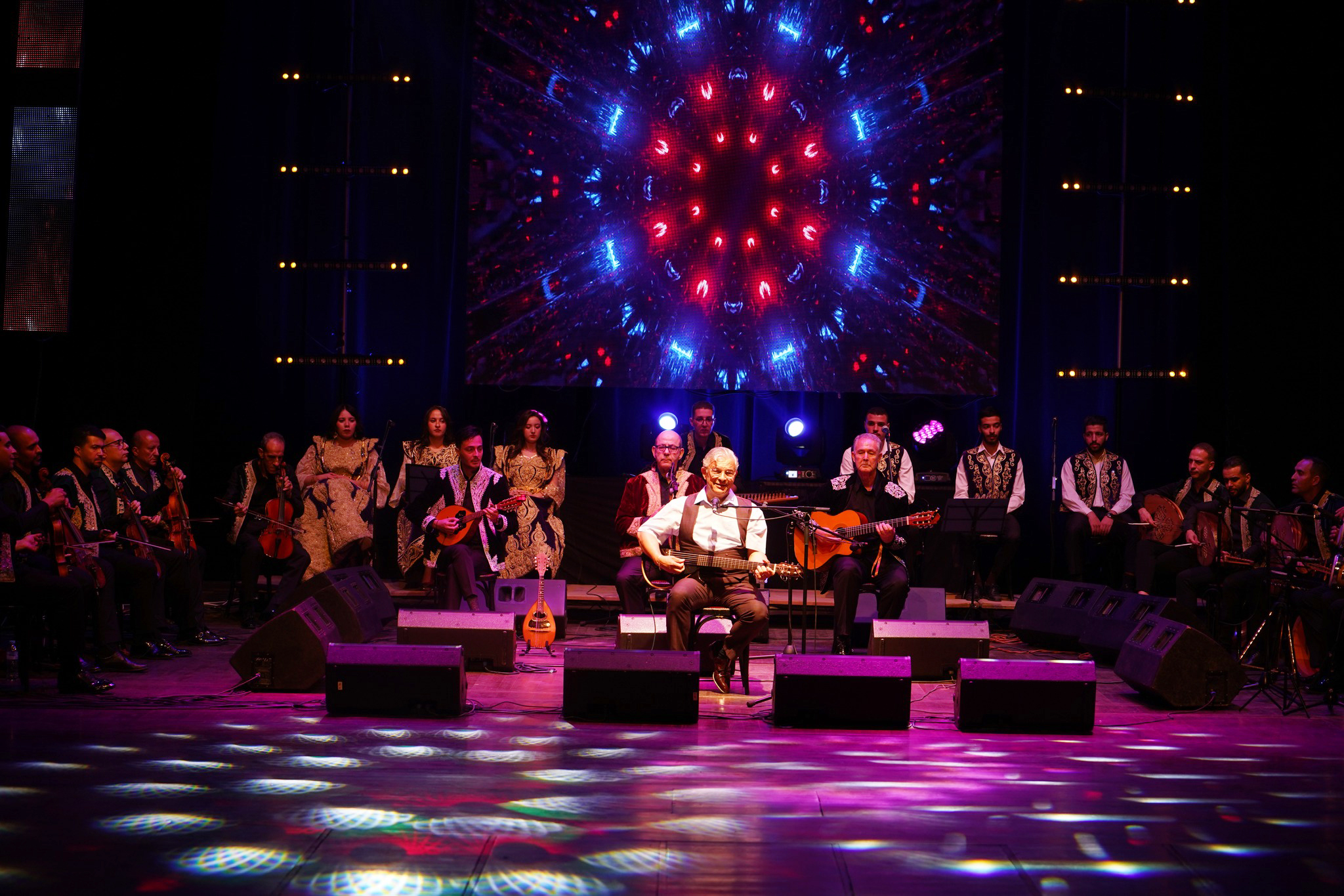 Orquesta andalusí tocando instrumentos tradicionales.