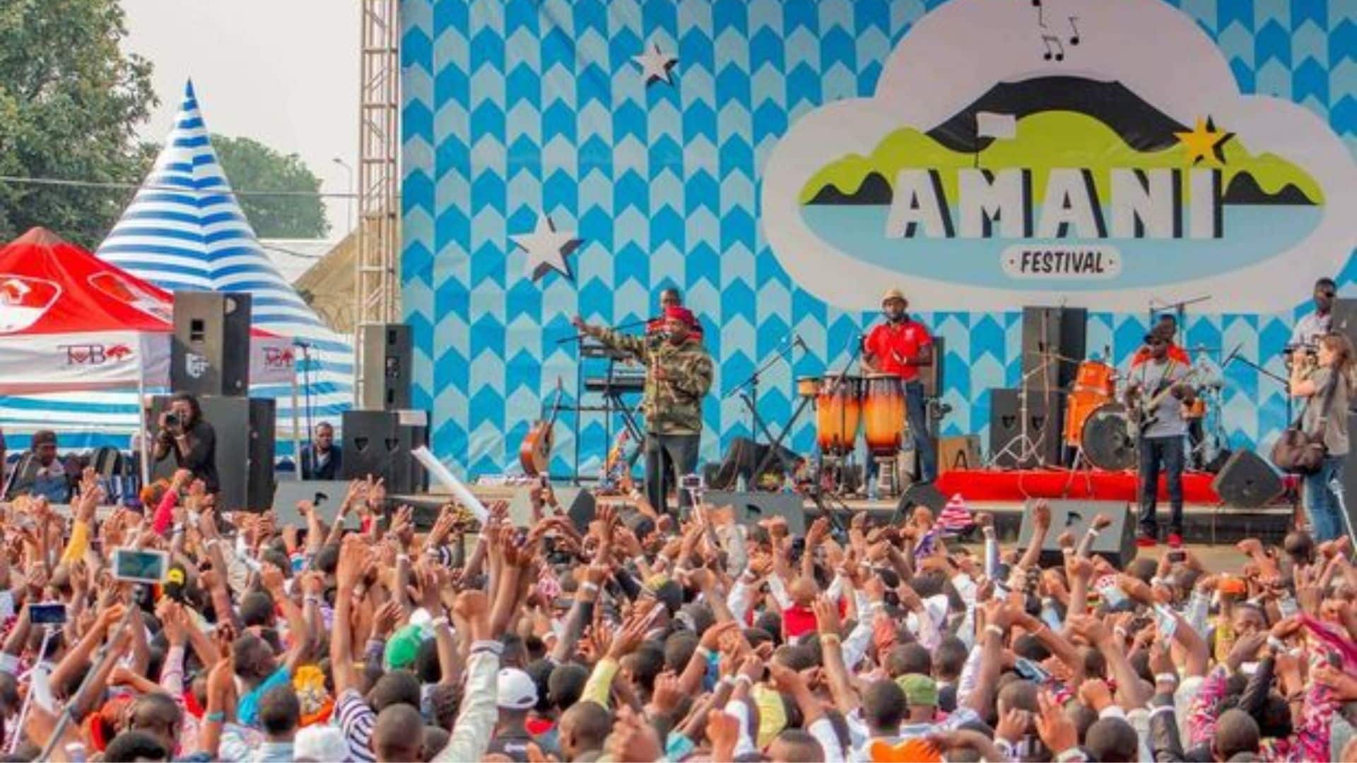 Multitud bailando frente a un escenario en Goma.