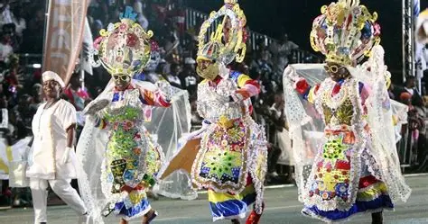 Bailarines angoleños en el desfile costero.