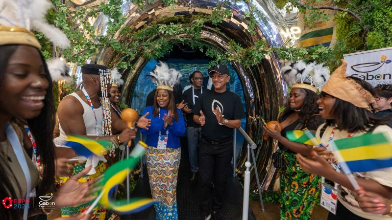 Músicos modernos en un estudio de Libreville.
