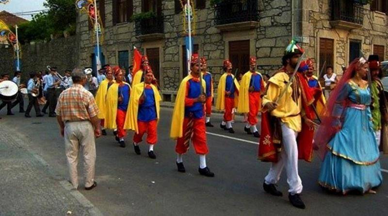 Actores con disfraces coloridos en una batalla teatral.