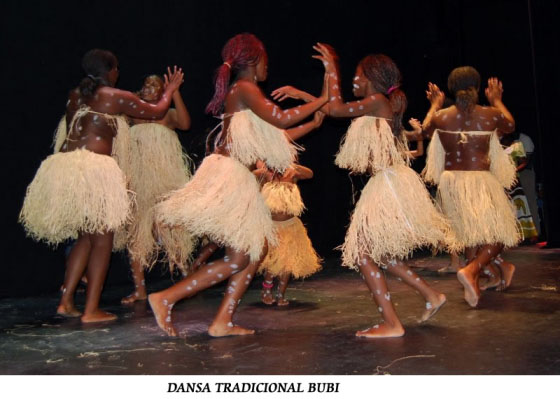 Danzantes tradicionales bajo las palmeras de Bioko.