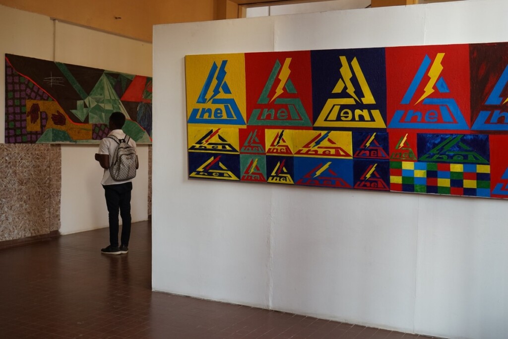 Instalación de arte moderno en una antigua mina.