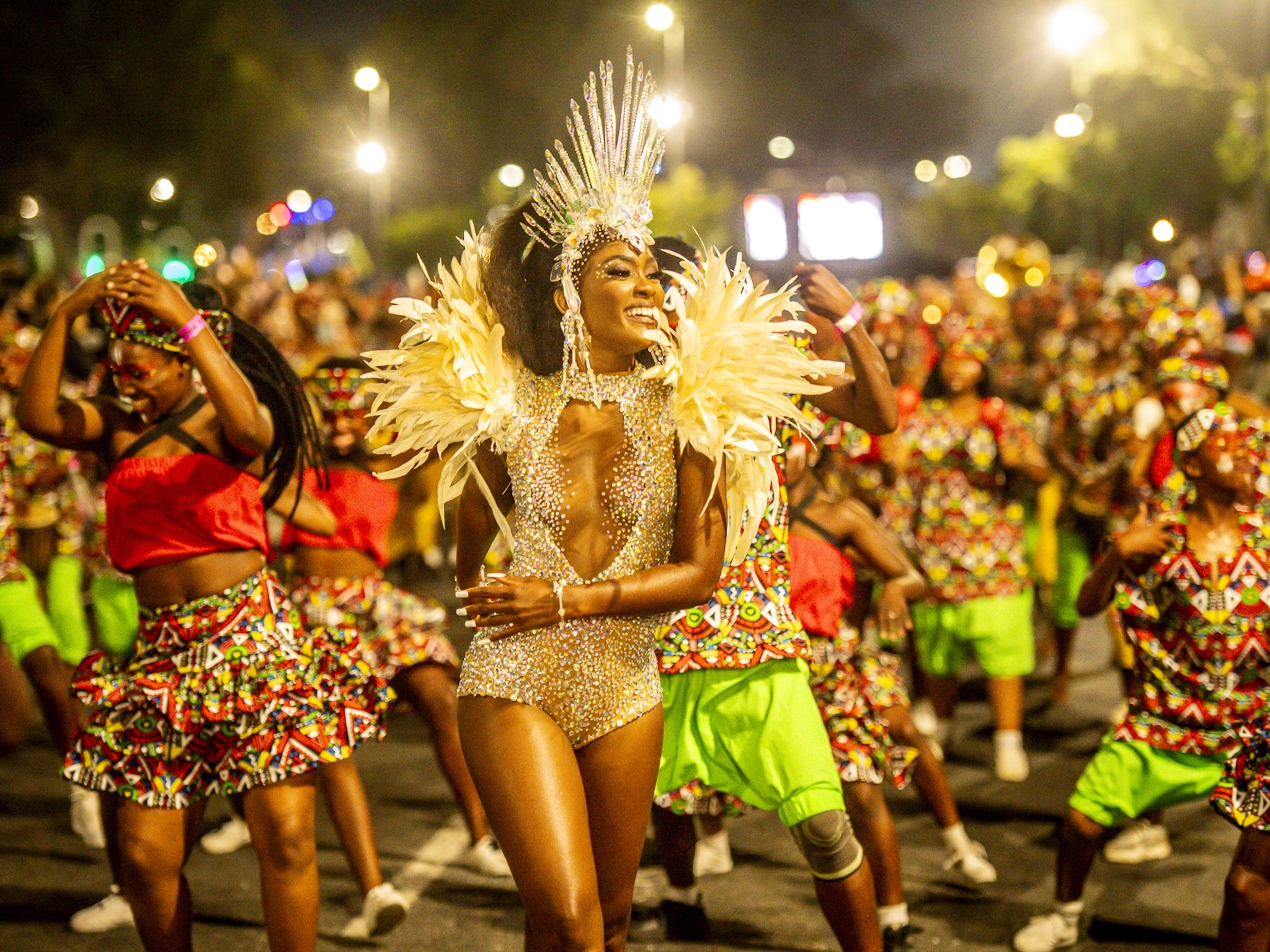 Desfile de bailarines coloridos en Ciudad del Cabo.
