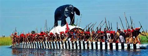Barcaza real con la estatua de un elefante en el río.