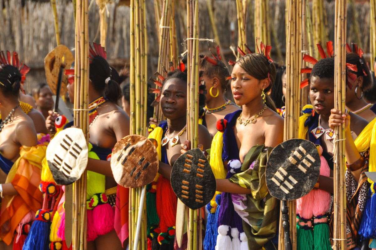 Miles de jóvenes con trajes tradicionales de colores.