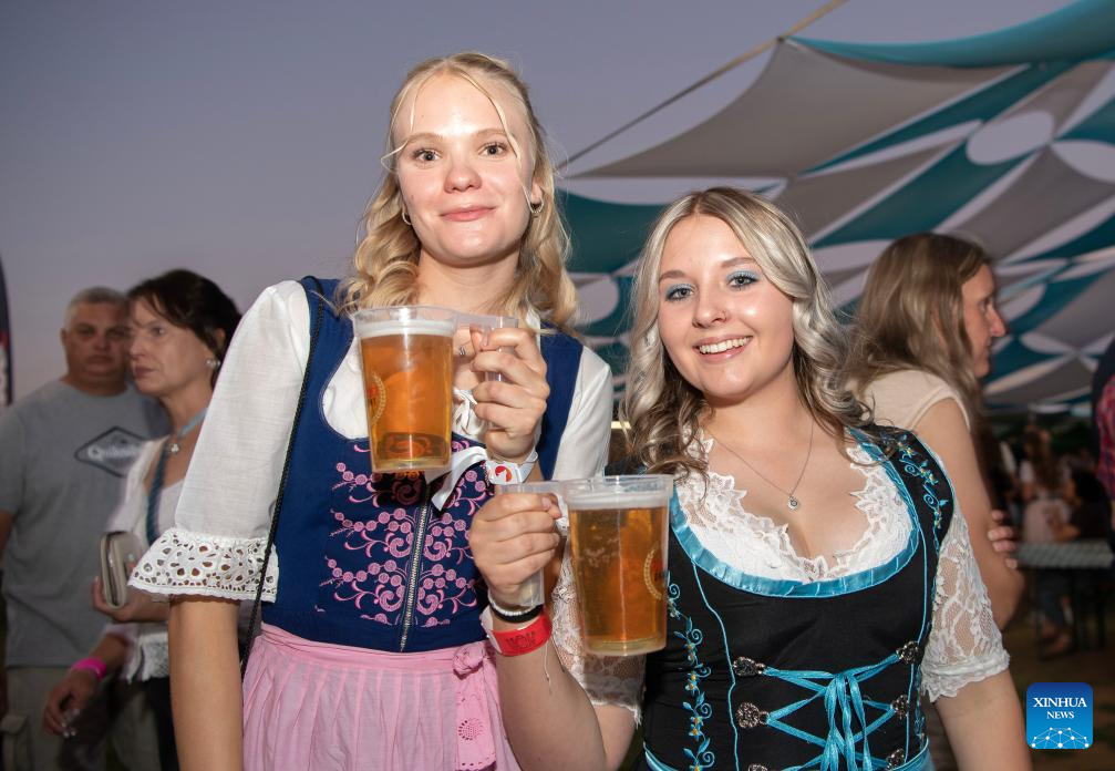 Gente brindando con jarras de cerveza en Windhoek.
