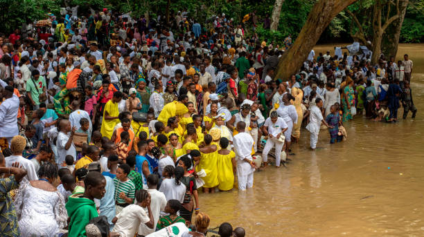 Sacerdotisa y fieles en el río del bosque sagrado.