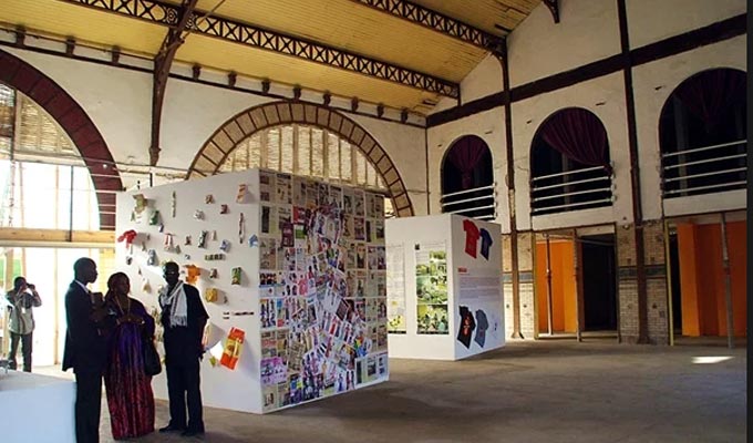 Instalación de arte moderno en una calle de Dakar.