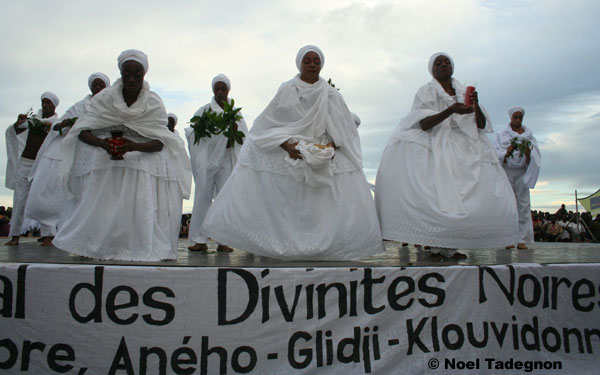 Danzantes sobre zancos en una plaza tradicional.