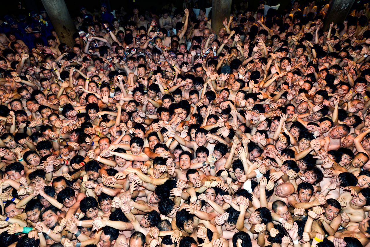 Multitud de hombres en taparrabos en un templo.