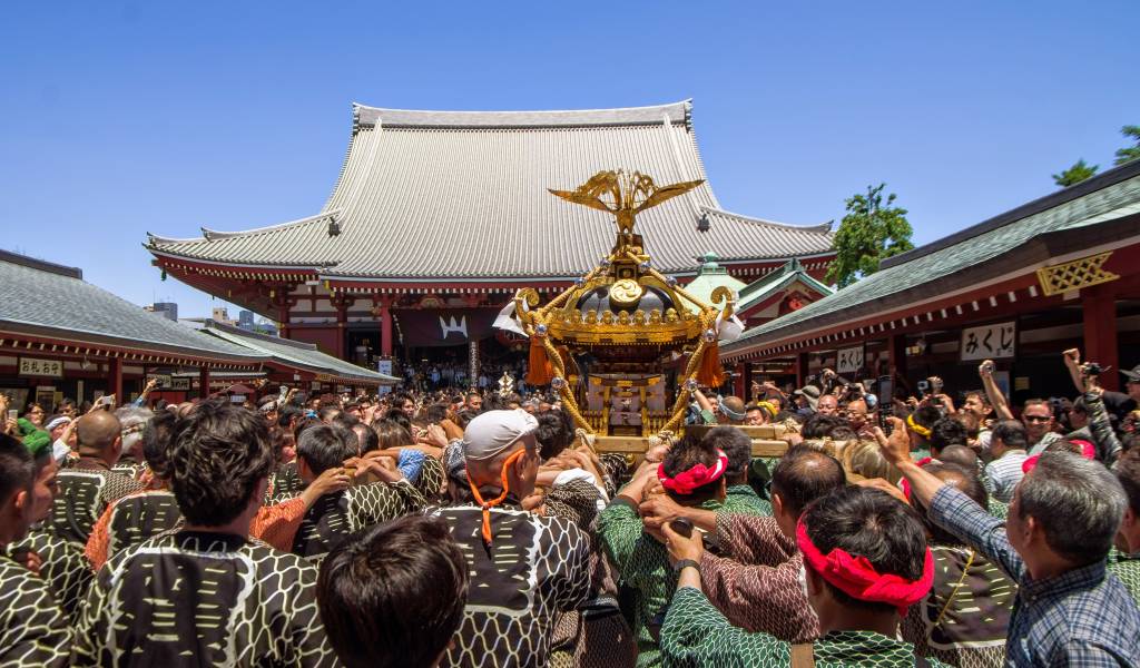 Multitud cargando un altar dorado en Asakusa.