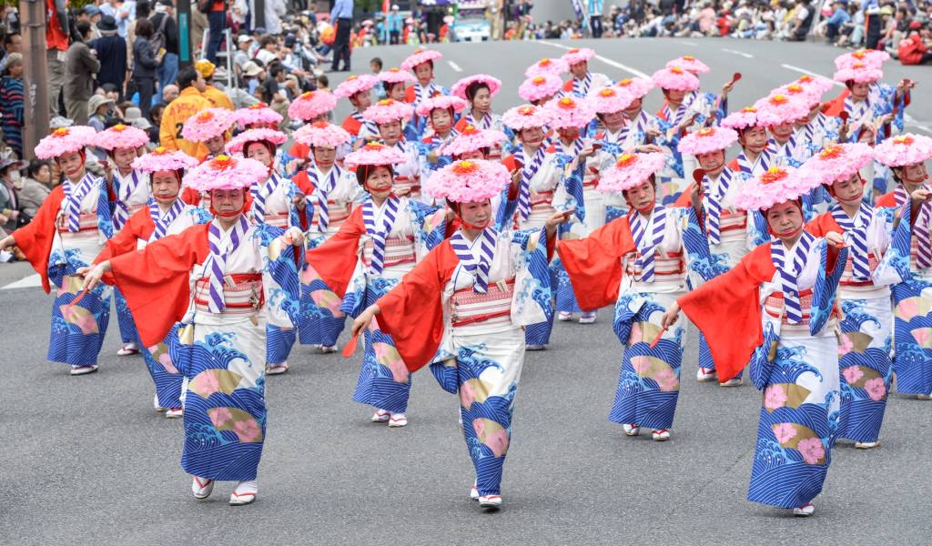 Bailarines con trajes tradicionales en las calles de Fukuoka.