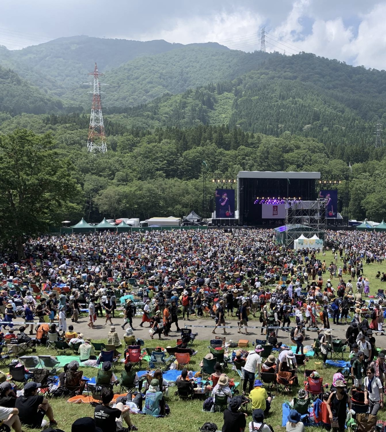 Escenarios de música rodeados de bosque verde.