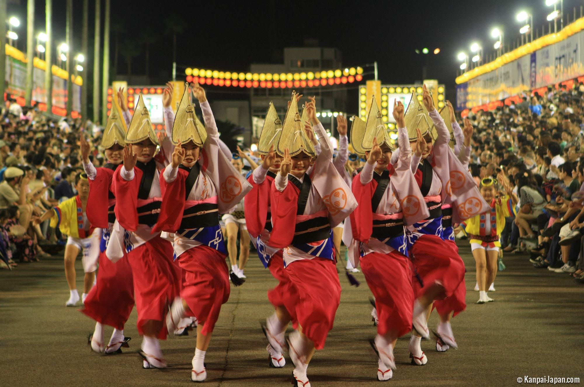 Mujeres con sombreros de paja y kimonos bailando.