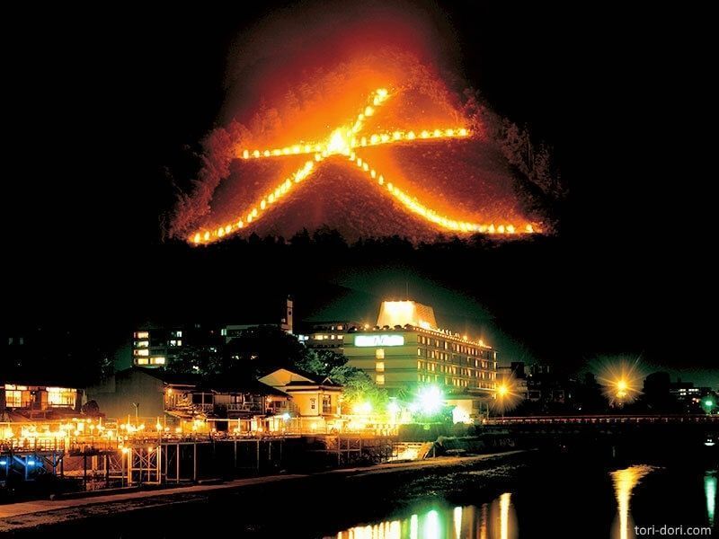 Carácter de fuego iluminando la ladera oscura.