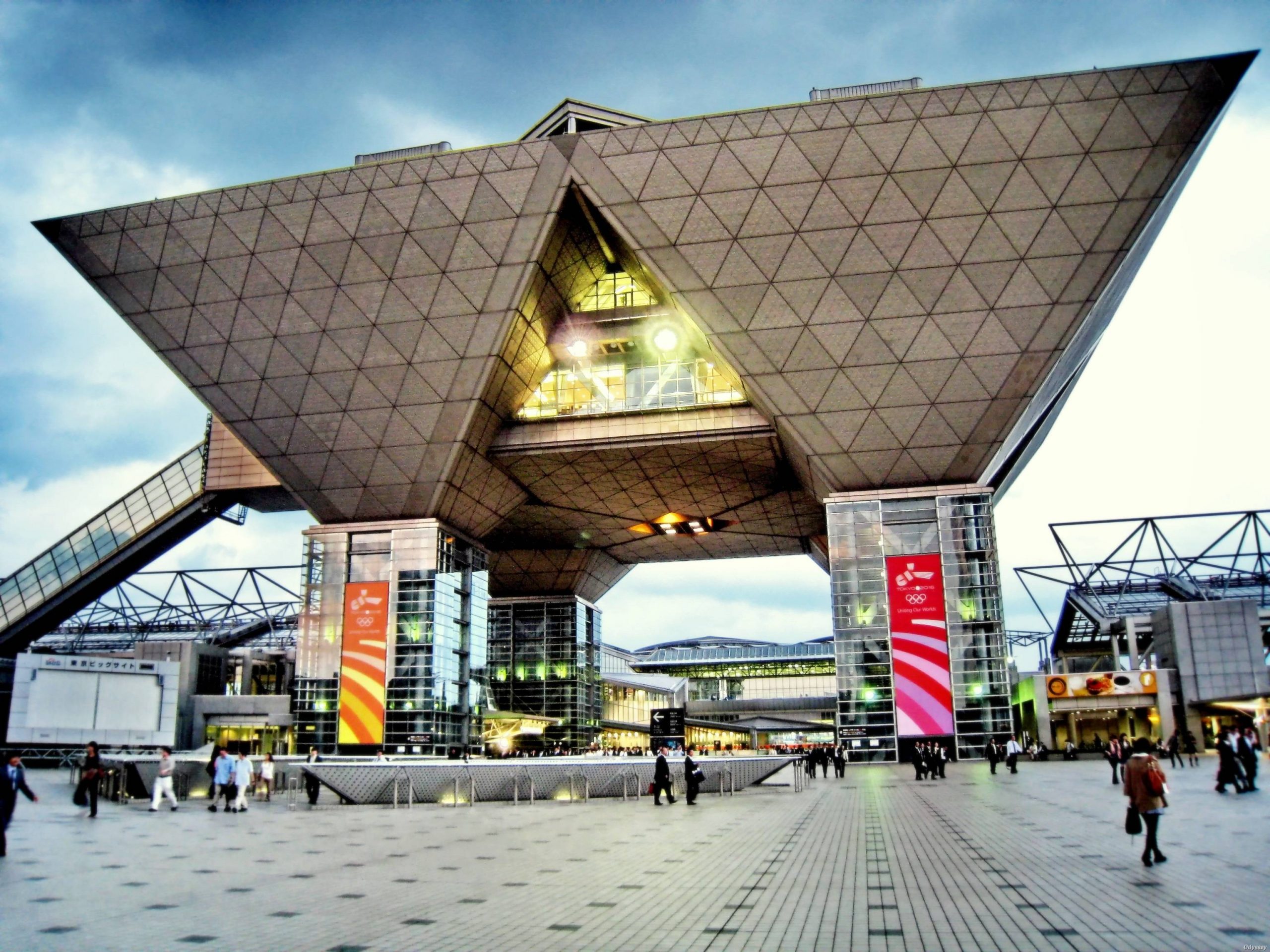 Multitud inmensa de cosplayers y fans en el Tokyo Big Sight.