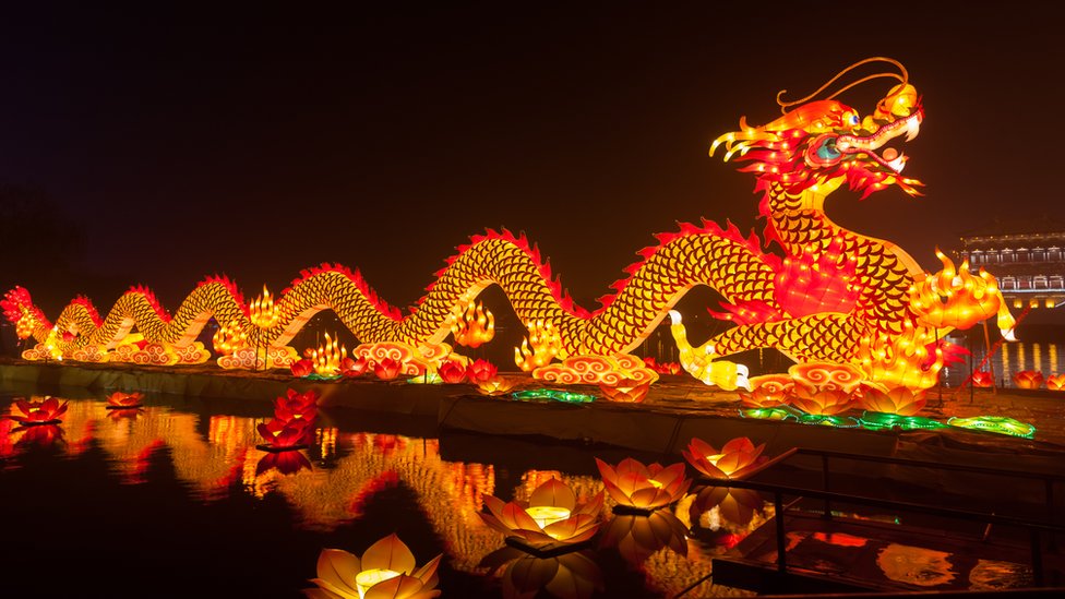 Dragones chinos y faroles rojos en Beijing.