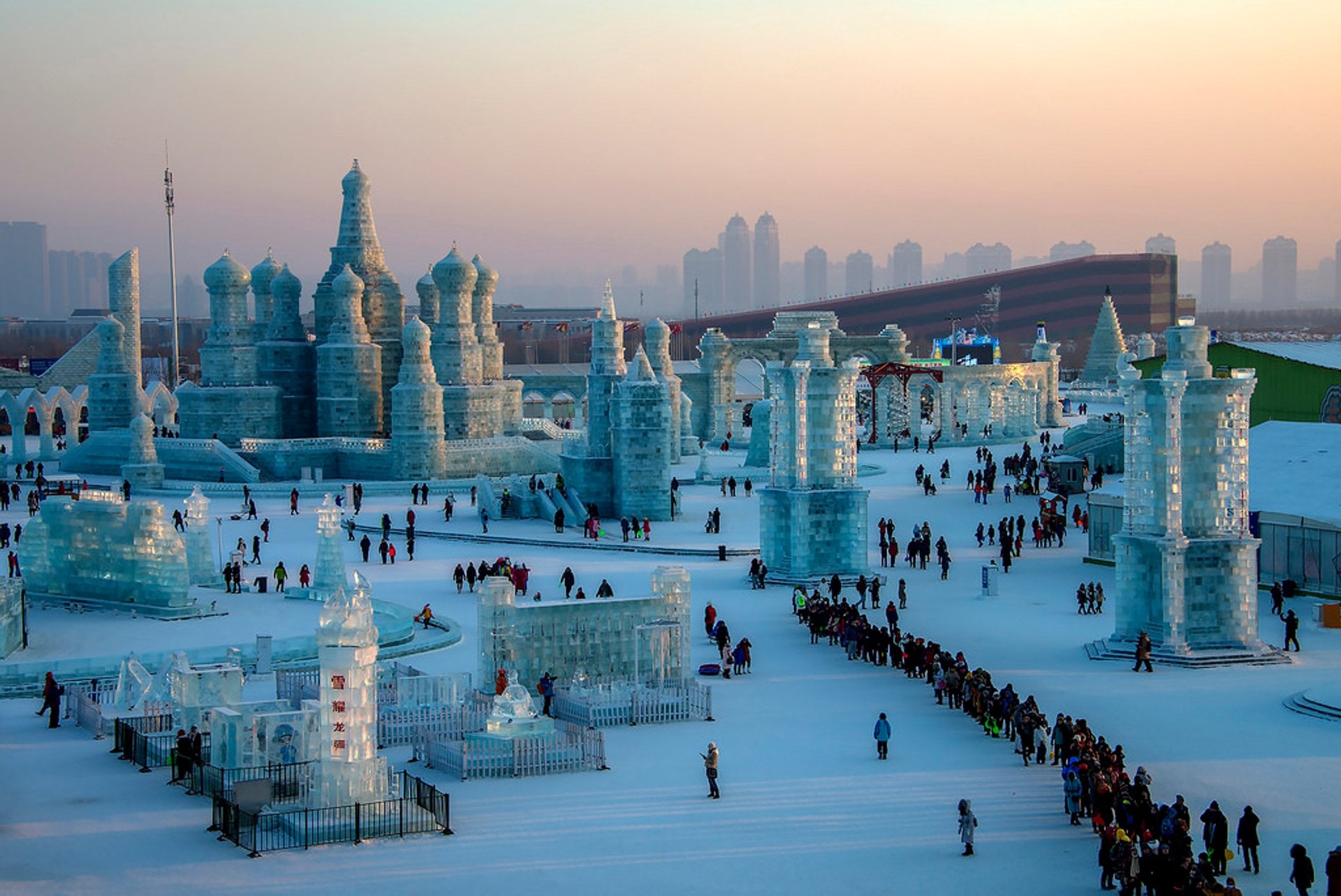 Réplicas de castillos hechos de hielo transparente iluminados de neón.