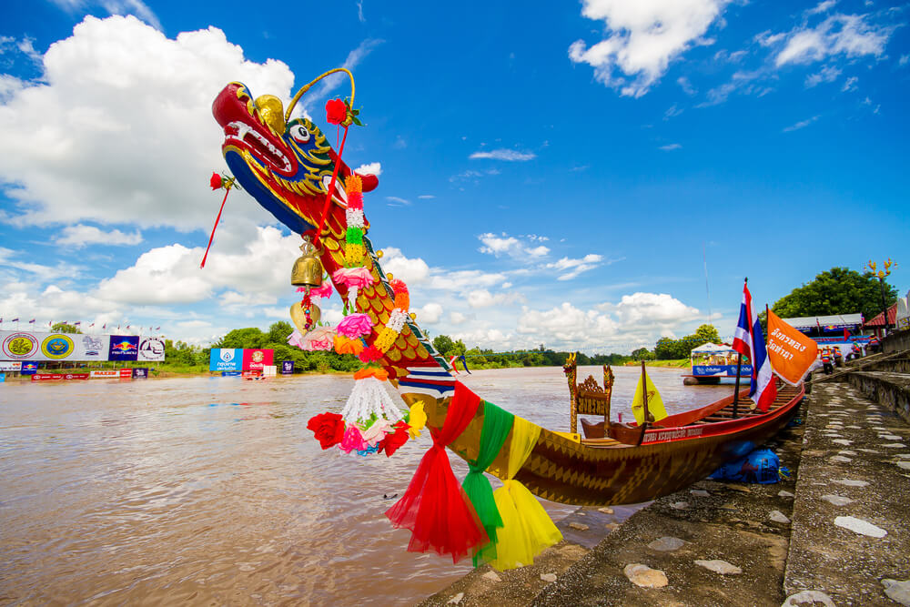 Botes de remo decorados como dragones en el río.