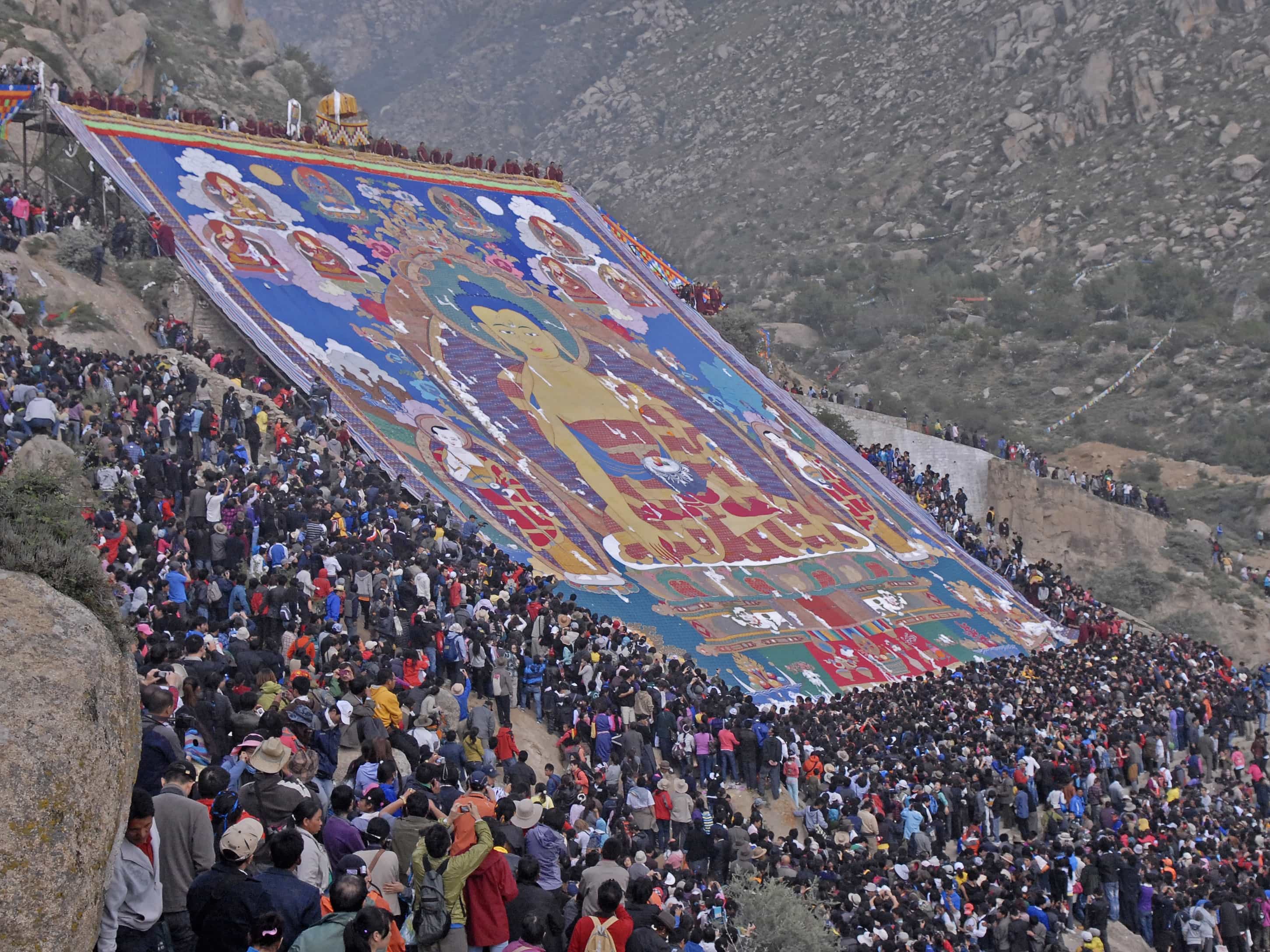 Buda gigante en un tapiz sobre una colina.