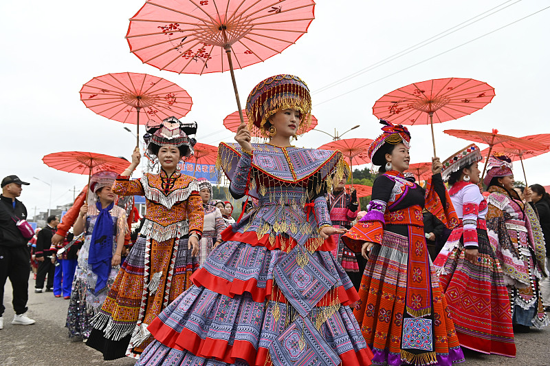 Hombres tocando flautas de bambú gigantes.