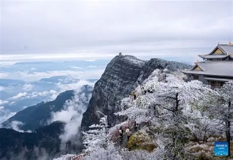 Estatua de Buda gigante dorada rodeada de nieve blanca.