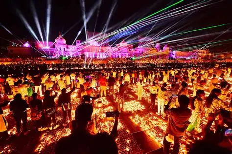 Gente encendiendo lámparas de aceite en las escaleras del río Ganges.