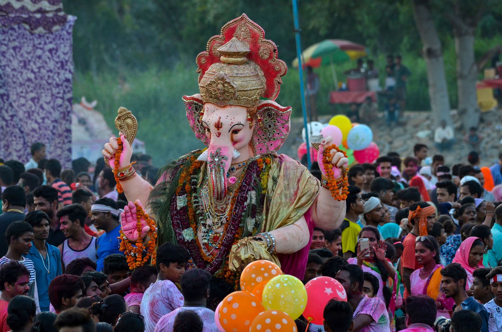 Estatua gigante de Ganesha siendo llevada al mar.