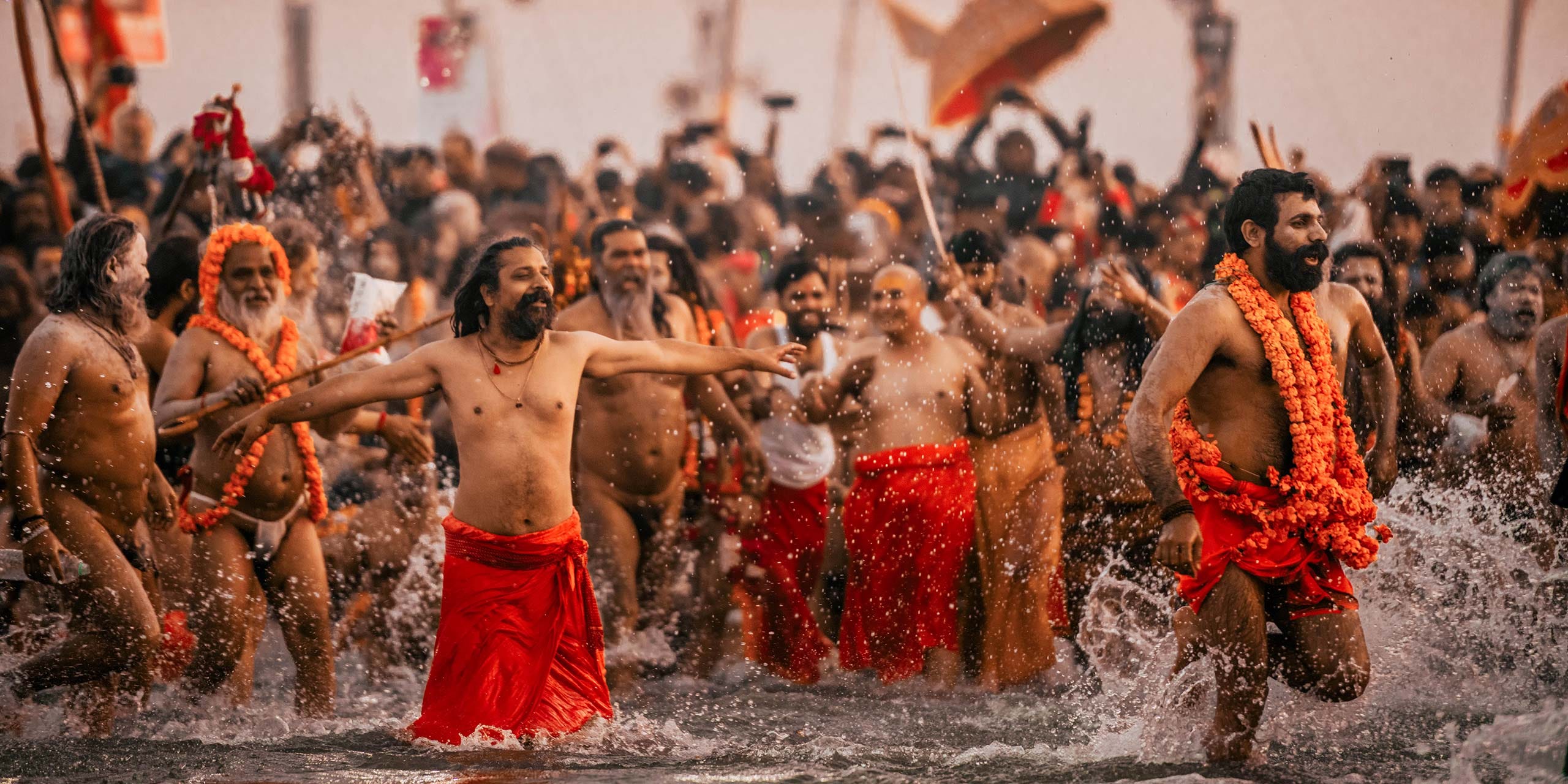 Millones de personas a orillas del río Ganges.
